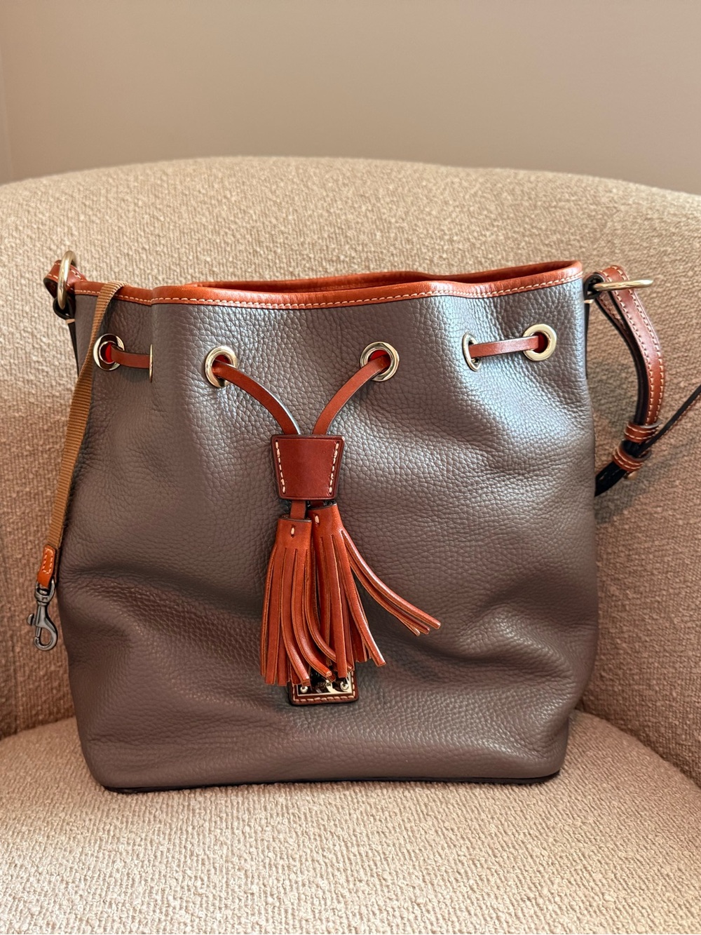Women's Pebbled Leather Bucket Bag with Tassel - Brown/Tan